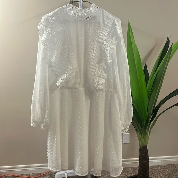 Beautiful white lace detail dress - Picture 2 of 9